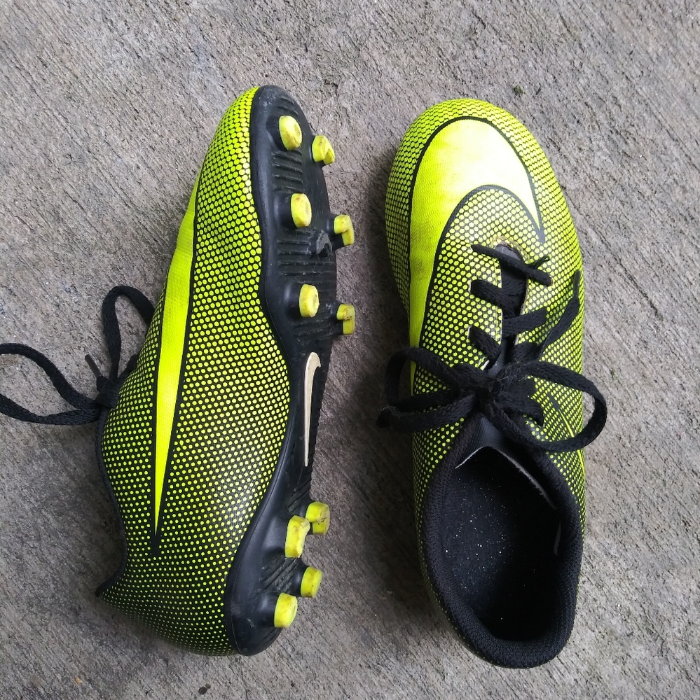 Nike Bravata ll boy soccer cleats